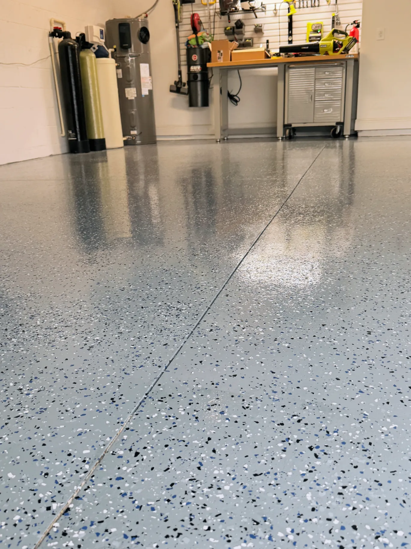 Epoxy garage floor with decorative flakes Tampa - Premier Contractors FL