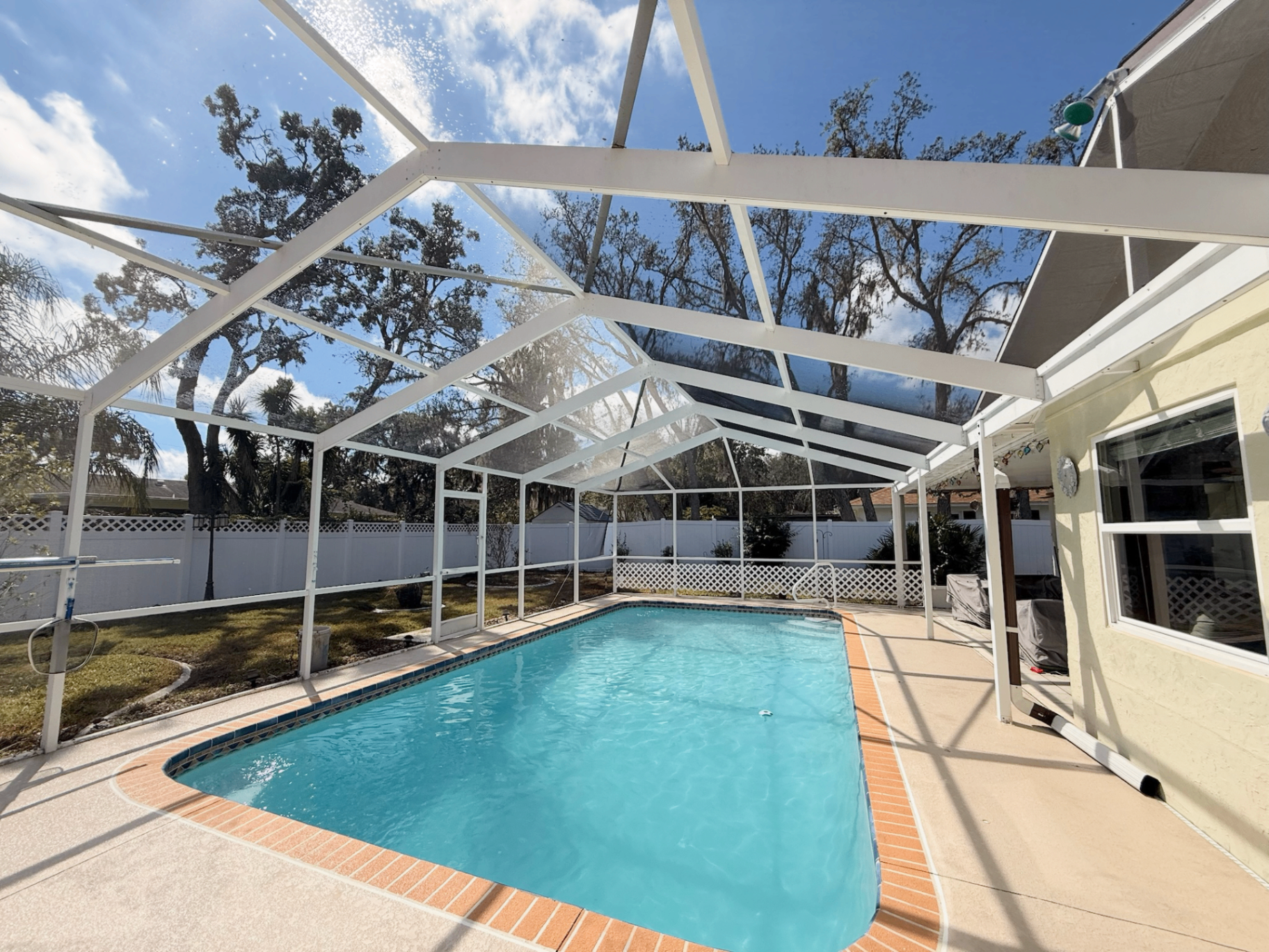 Pool cage cleaning St. Petersburg - Premier Contractors FL